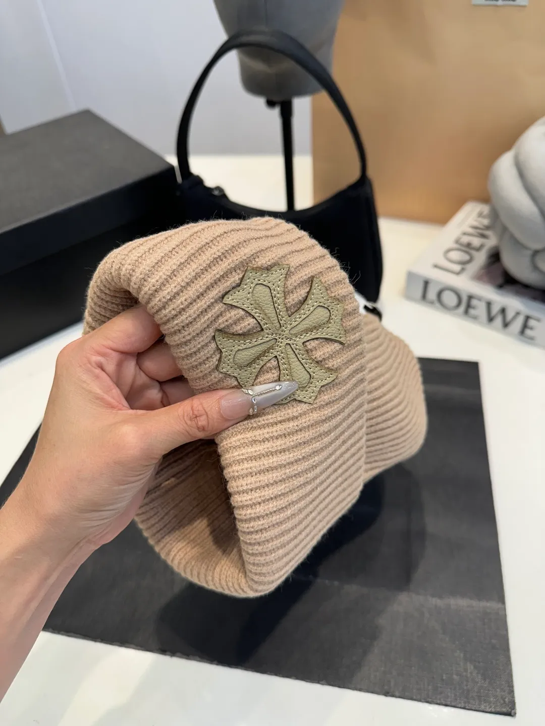 P46 Crow Heart Wool Hat, too flattering for your face. No matter you have a long face, a round face or a square face, you can easily wear it because the hat is very thick, so your face looks small, delicate and cute. Fashionable street style, recommended hat for autumn and winter.